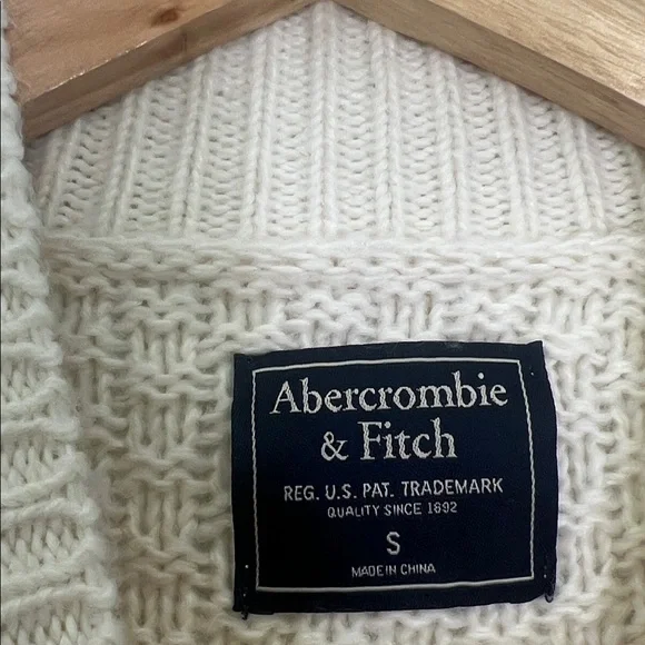 Abercrombie And Fitch - Soft Cream Mock Neck Cable Knit Sweater Size Small - Picture 8 of 10